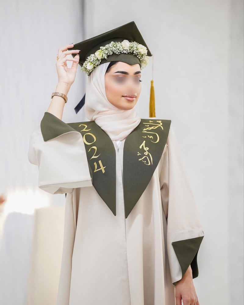 عبايات تخرج 2026 اوف وايت بالاسم تفصيل حسب الطلب