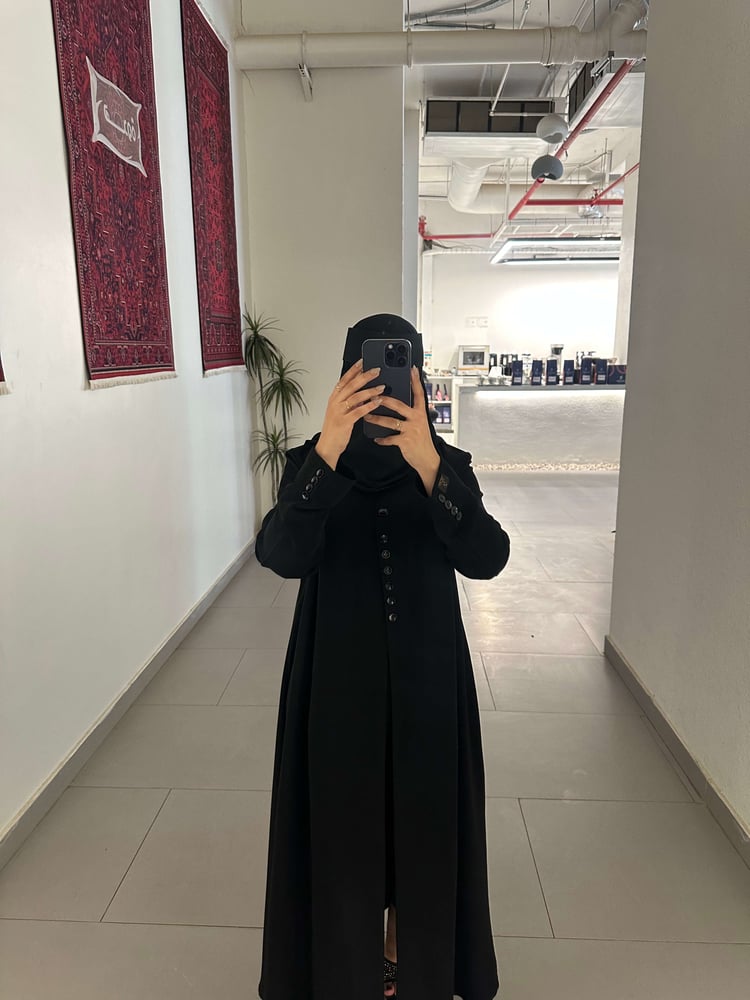 عبايه بليزر سادة مع زراير ديكور