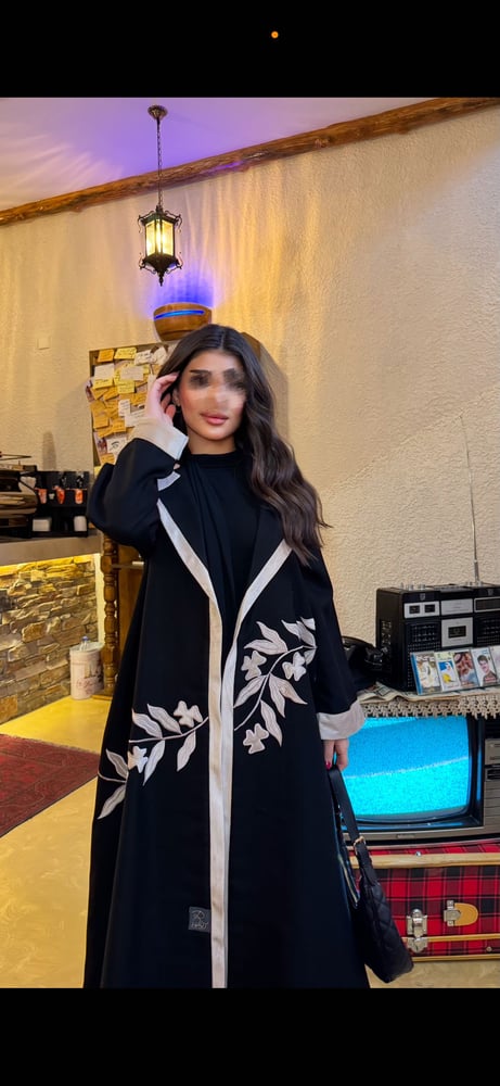 عبايه قمر تطريز مخمل بيج
