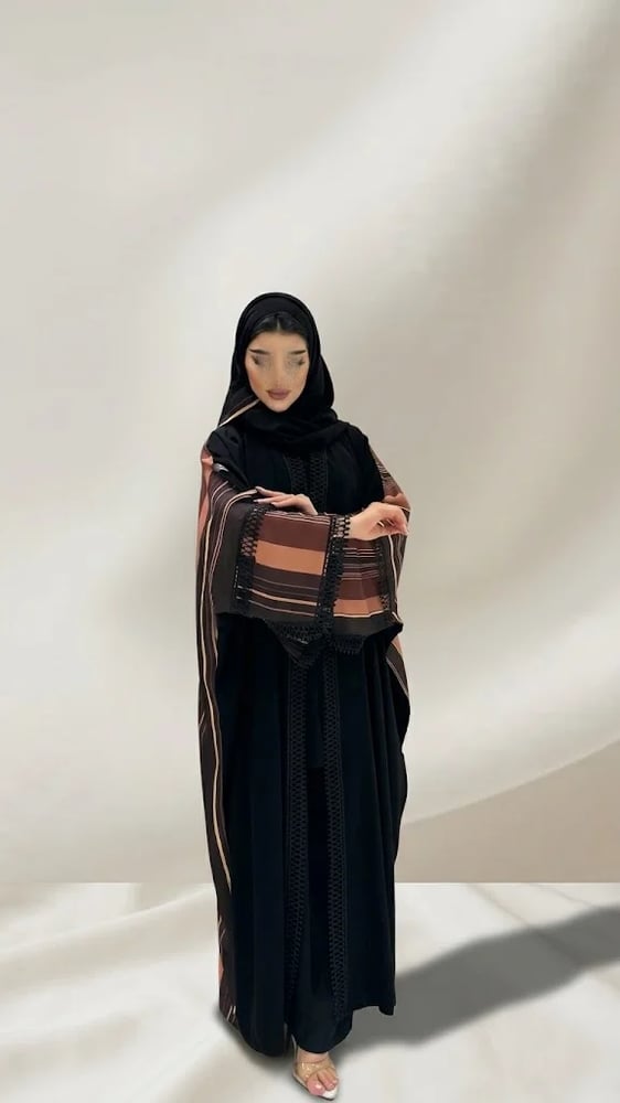 عباية فراشة رِفال | كريب سيراميك أسود بكلفة مفرغة وألوان ترابية