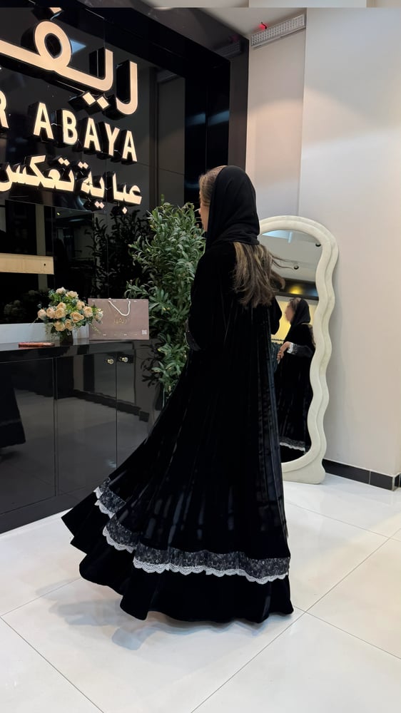 عبايه مخمل كسرات ودانتيل