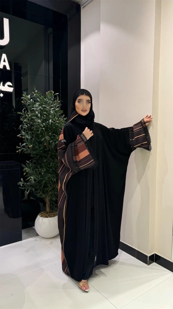عباية فراشة رِفال | كريب سيراميك أسود بكلفة مفرغة وألوان ترابية