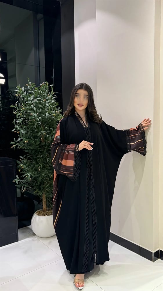 عباية فراشة رِفال | كريب سيراميك أسود بكلفة مفرغة وألوان ترابية