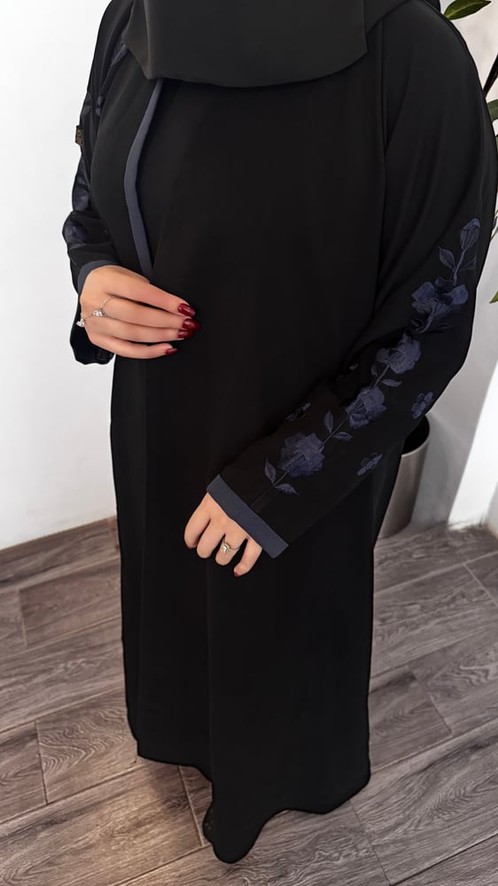 عباية كريب سيراميك كوري بتطريز يدوي على الأكمام ربع كلوش