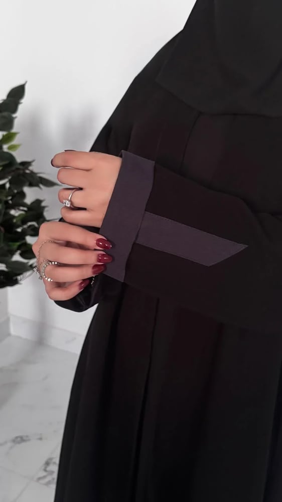 عباية كريب سيراميك كوري بتطريز يدوي ربع كلوش