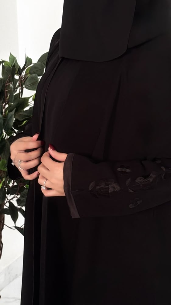 عباية كريب سيراميك كوري بتطريز يدوي على الأكمام ربع كلوش