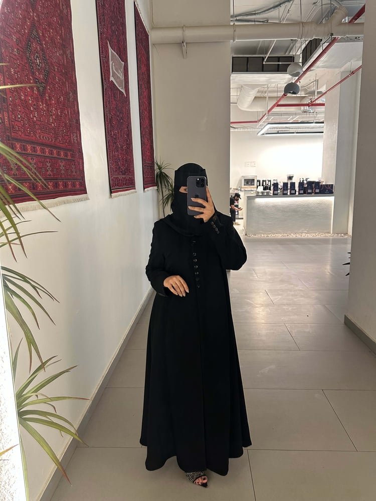 عبايه بليزر سادة مع زراير ديكور