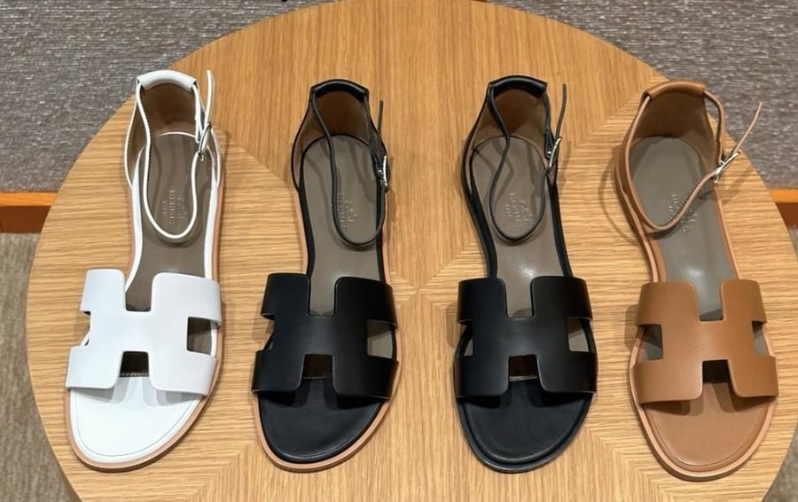 Hermès Noir Santorini Swift sandal