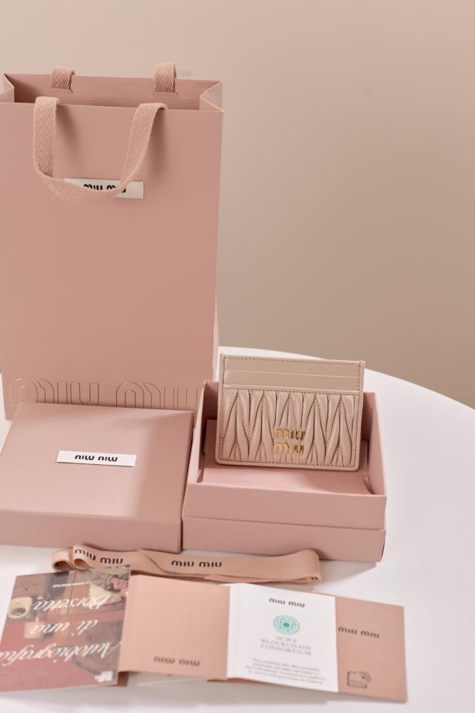 Matelassé card holder