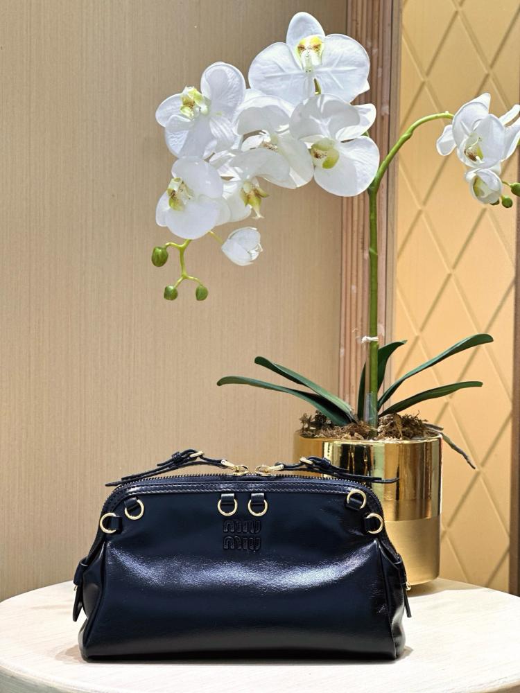 Caprice leather clutch bag