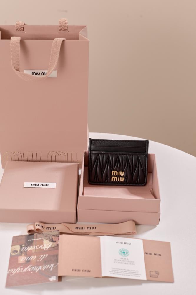 Matelassé card holder