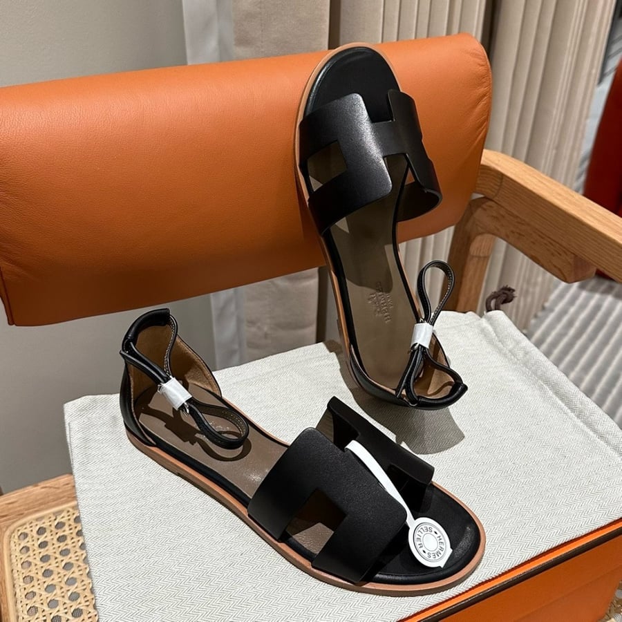 Hermès Noir Santorini Swift sandal