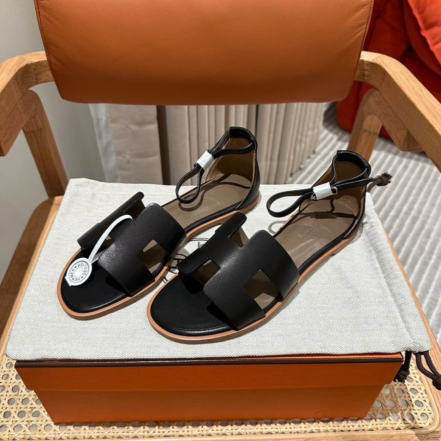 Hermès Noir Santorini Swift sandal