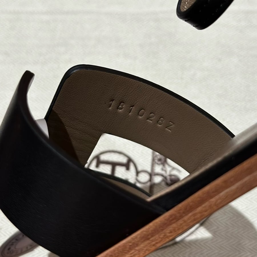 Hermès Noir Santorini Swift sandal