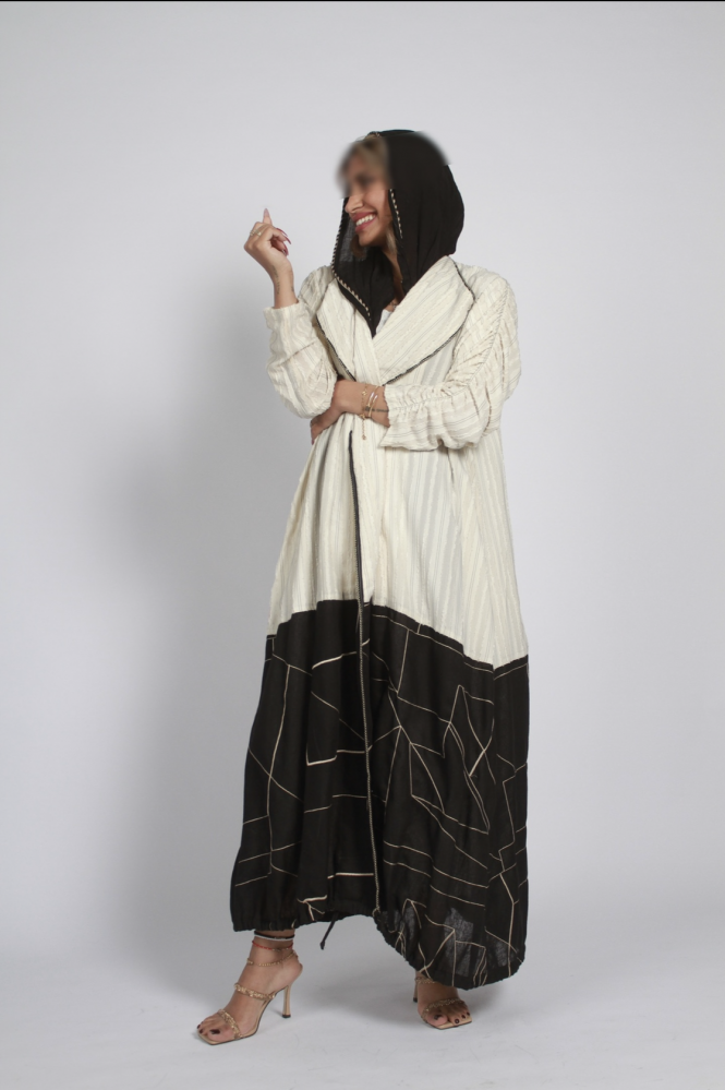 عباية ابيض مع أسود زم من الاسفل