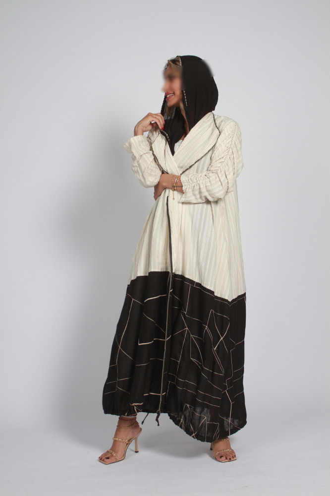 عباية ابيض مع أسود زم من الاسفل