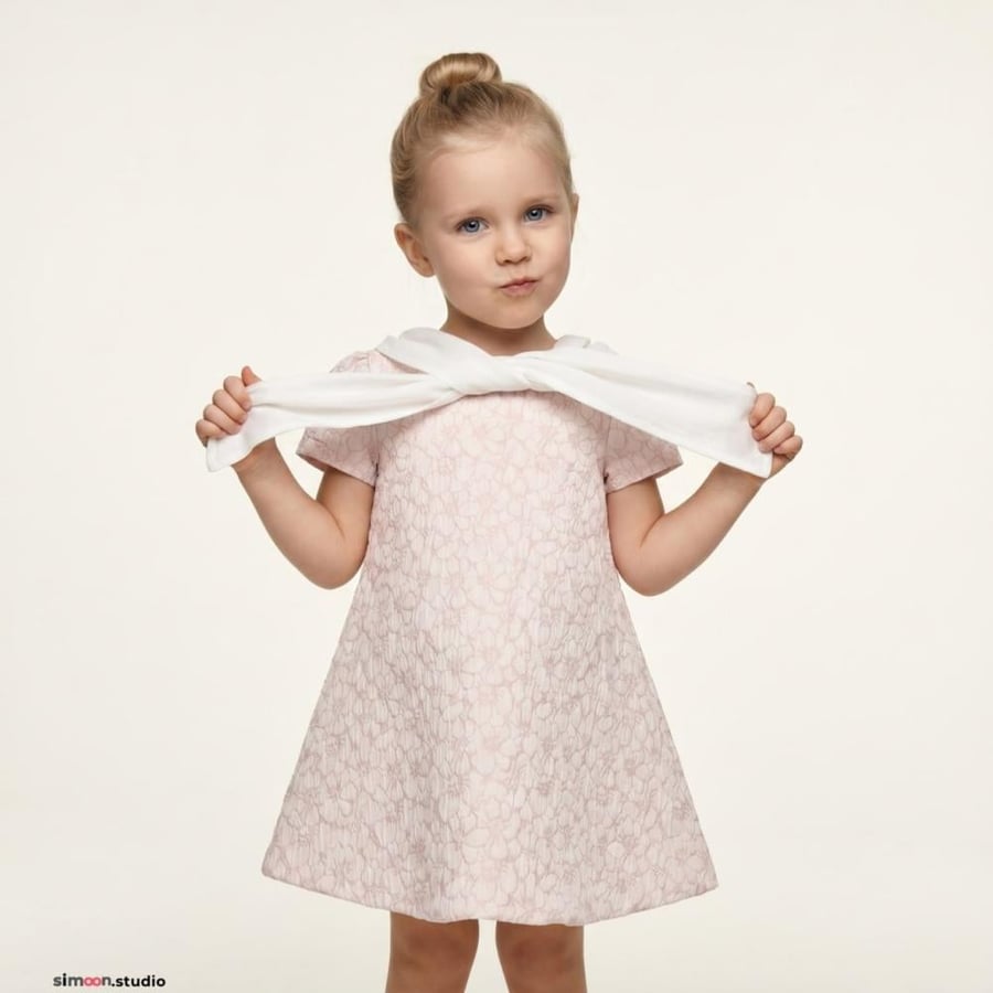 فستان بناتي وردي فاتح بأكمام قصيرة وطبقة بيضاء مدمجة