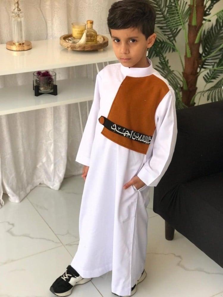 ثوب أطفال أبيض بتفصيل بني وتطريز اسم اختياري