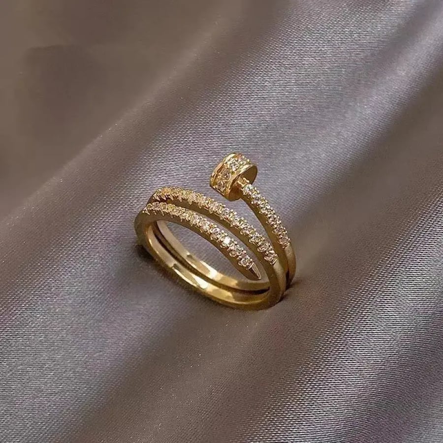 خاتم ذهبي اللون