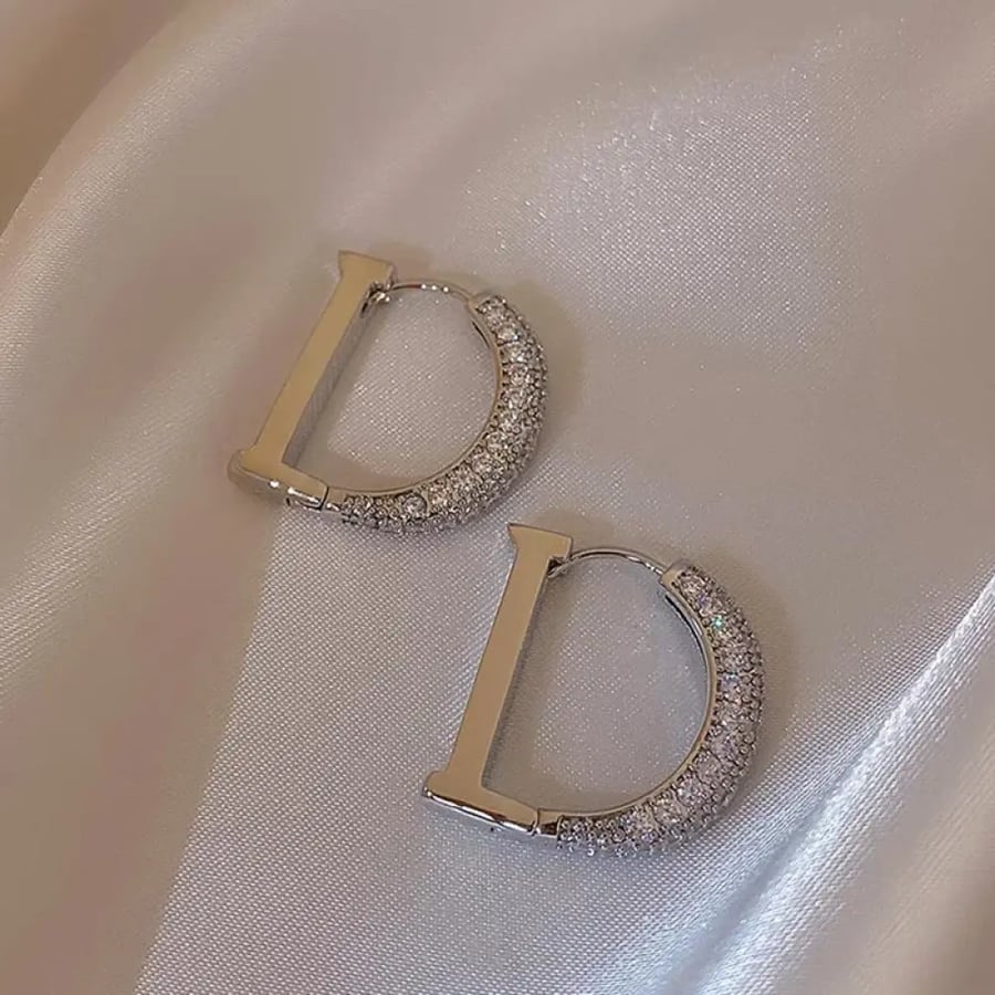 أقراط D