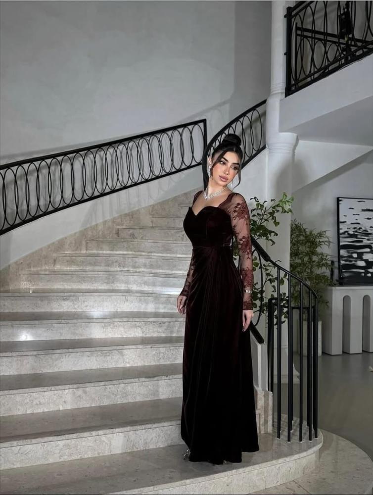 فستان سهرة مخملي من كمام دانيل