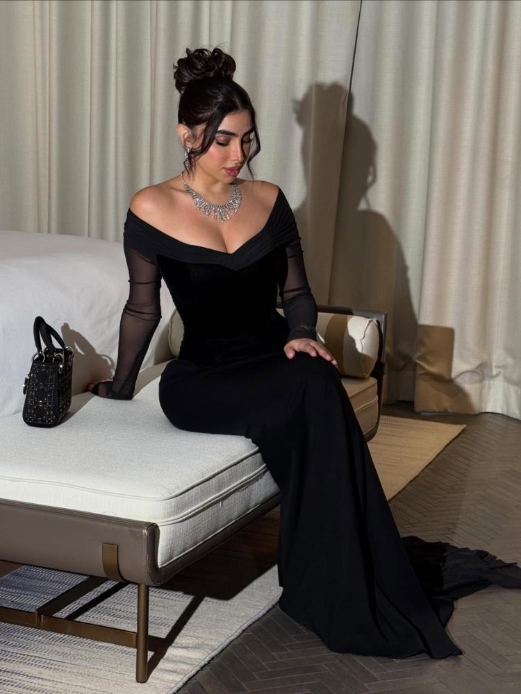 فستان سهرة مخملي أوف شولدر بذيل ملكي - بلاك سوان - Black Swan