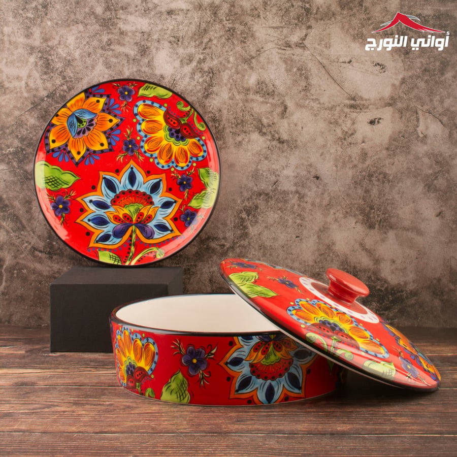 صحن دائري غزير بغطاء أحمر برسم زهور