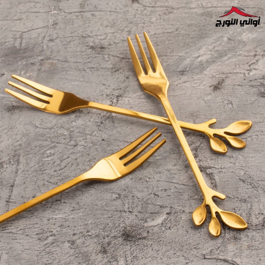 صحن تقديم أخضر على شكل قلب مع شوك حلا
