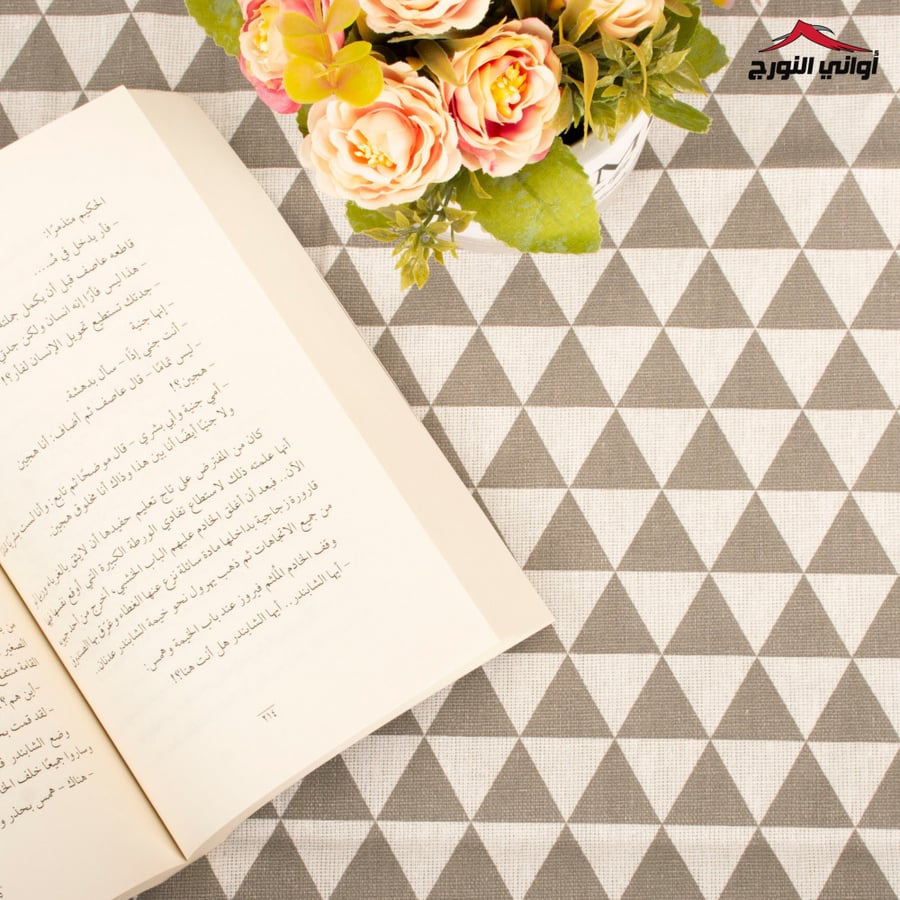 مفرش طاولة قماش رسم مثلثات سكري/ رمادي بحواف دانتيل