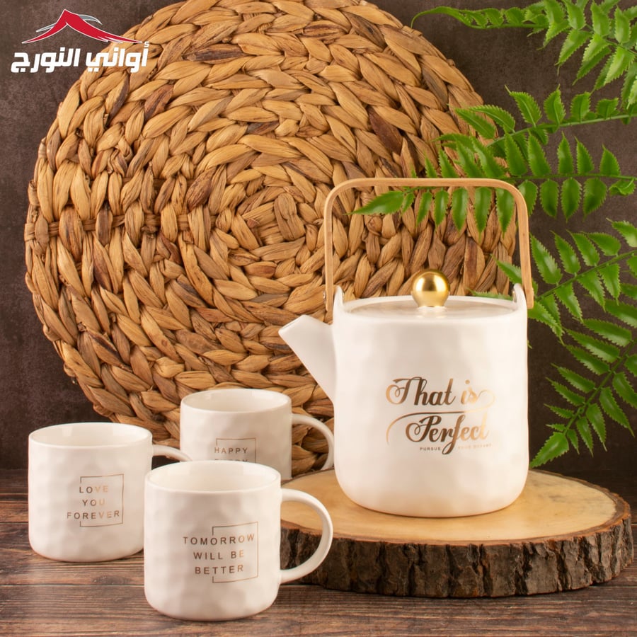 طقم أكواب مع أبريق بقاعدة خشب أبيض