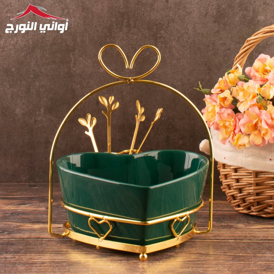 صحن تقديم أخضر على شكل قلب مع شوك حلا
