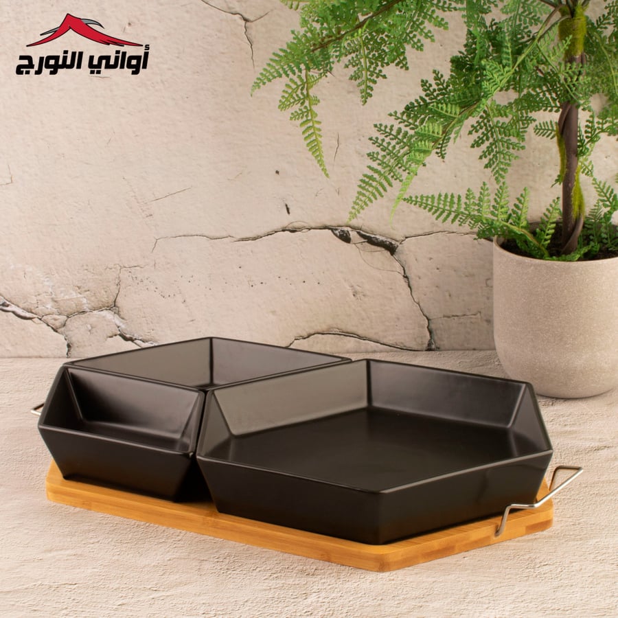 صحن تقديم بقاعدة خشب أسود