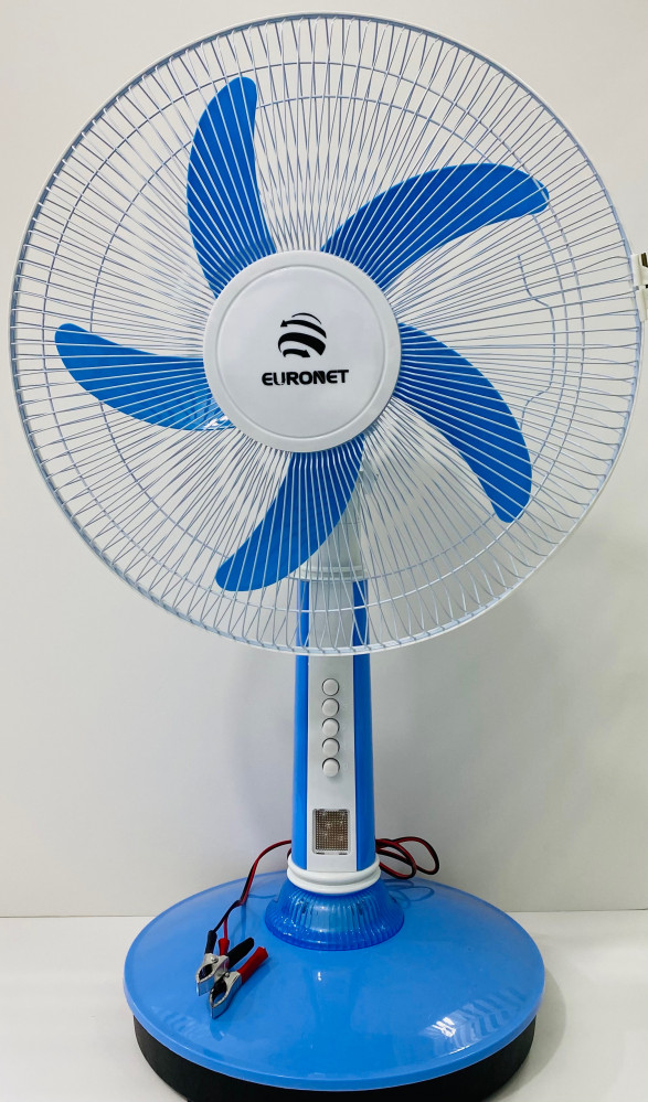 مروحة بالطاقة الشمسية مع منافذ شحن وأربع لمبات LED