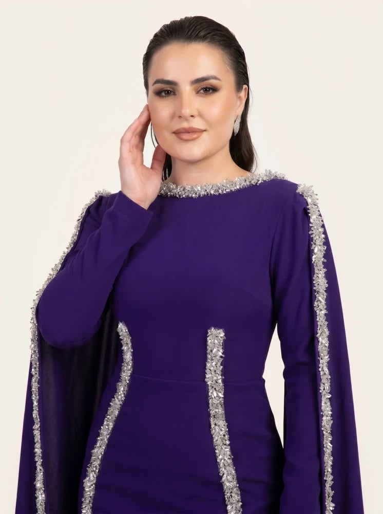 تفاصيل تطريز الكريستال على فستان سهرة كريب موف
