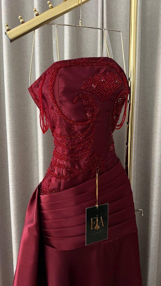 فستان فينارا النبيذي الطويل بذيل جانبي من FIA FASHION