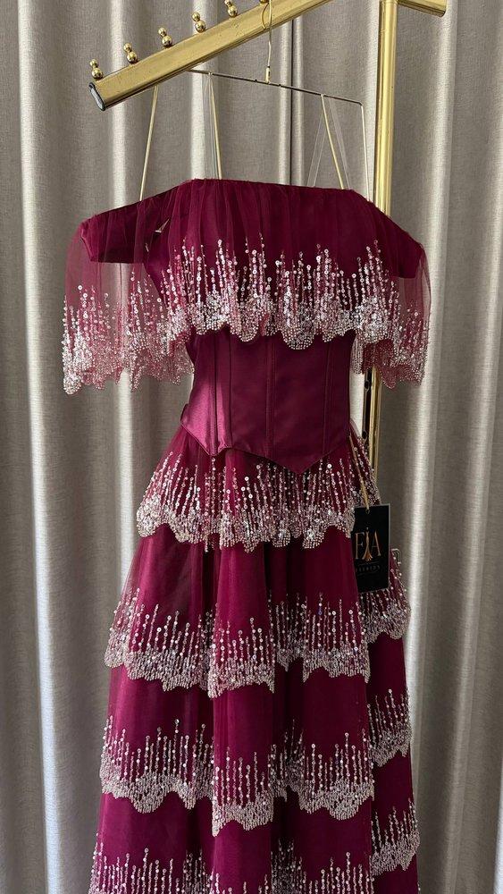 فستان نيلارا العنابي بطبقات تول مطرزة من FIA FASHION