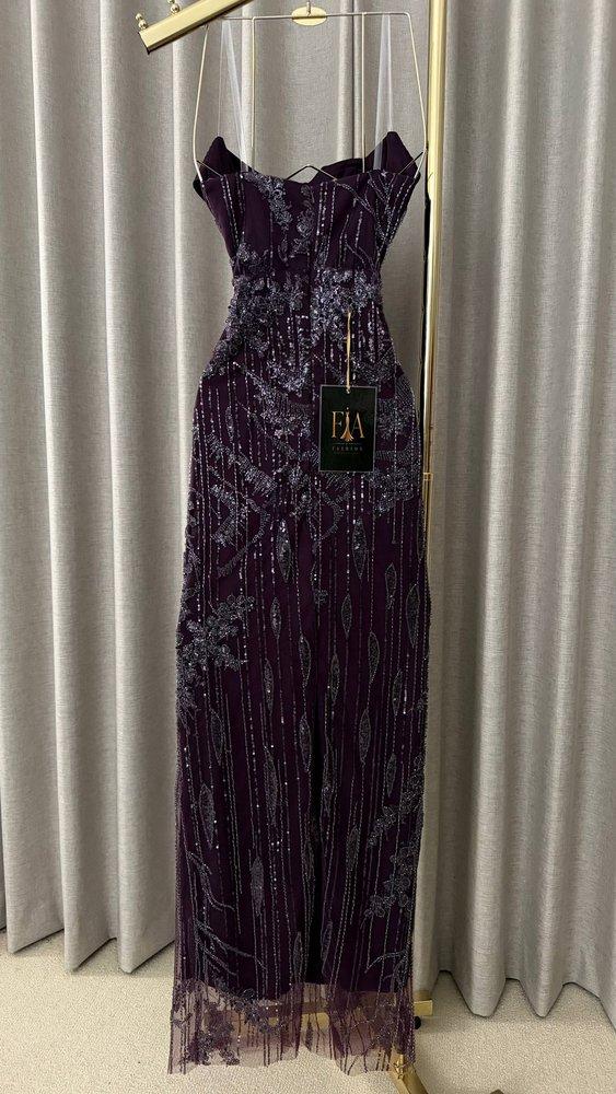 فستان سهرة بنفسجي مطرز بتصميم أوف شولدر وقصة مستقيمة