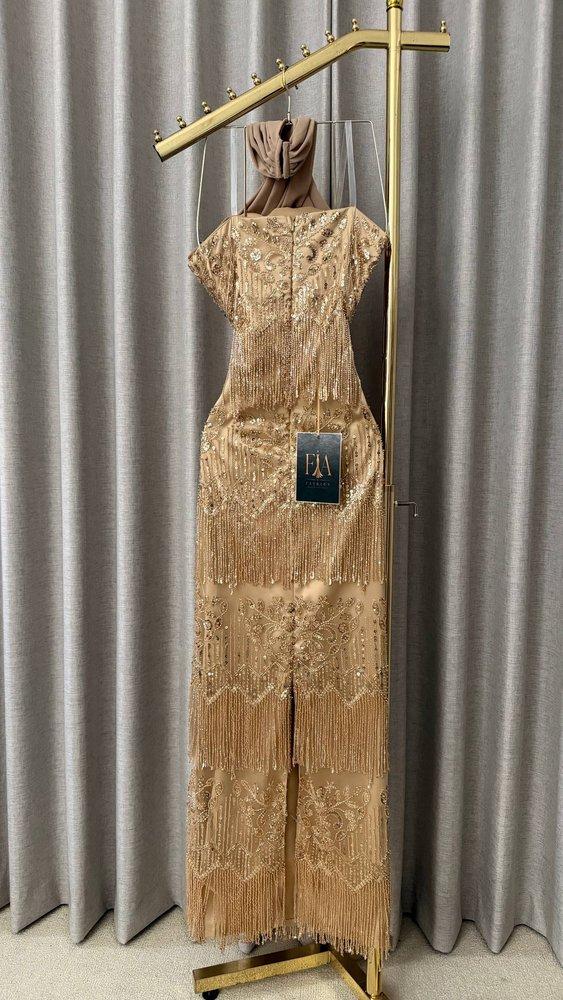 فستان لوفيرا الذهبي المطرز بالخرز والهدب من FIA FASHION