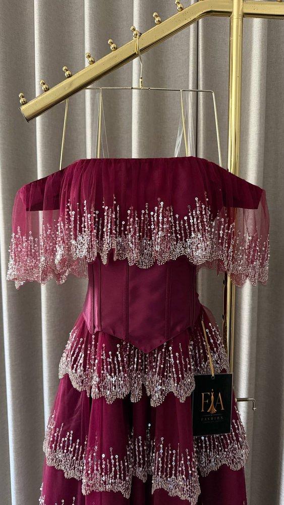 فستان نيلارا العنابي بطبقات تول مطرزة من FIA FASHION