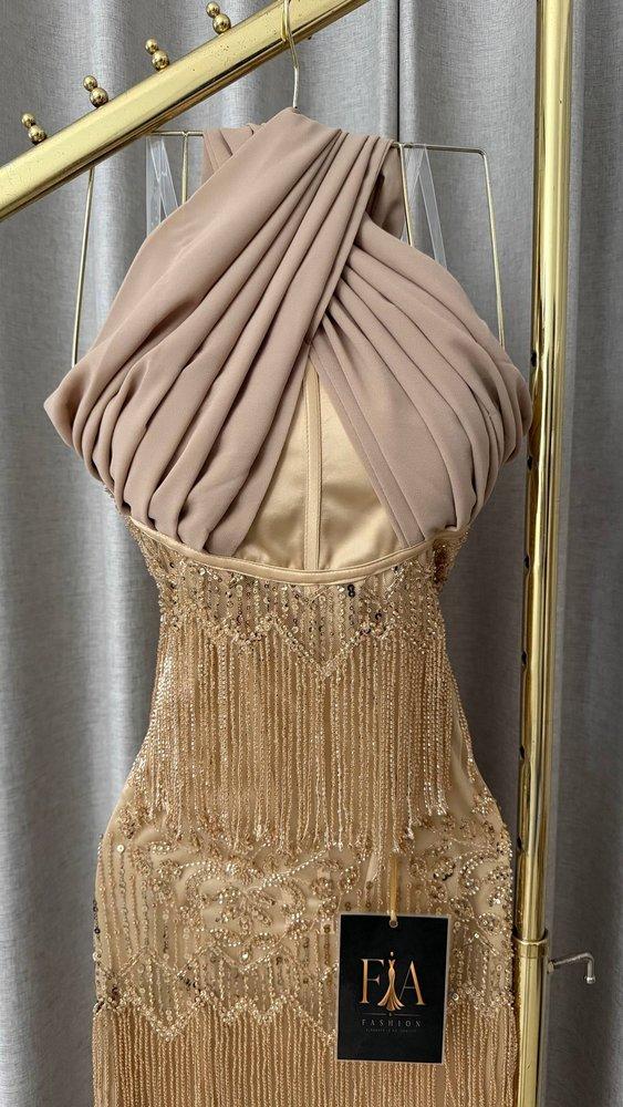 فستان لوفيرا الذهبي المطرز بالخرز والهدب من FIA FASHION
