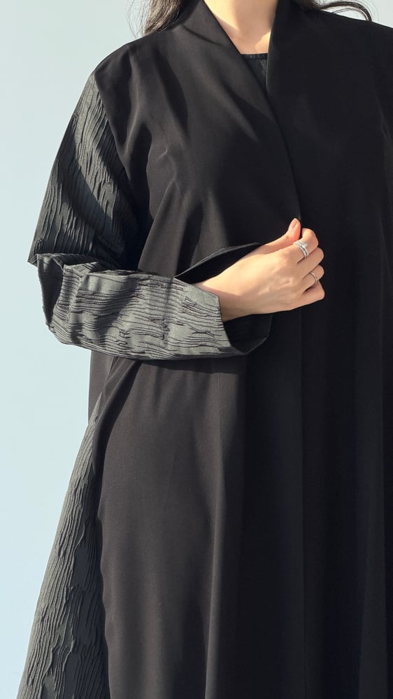 عباية كريب اسود مع تفته من الخلف