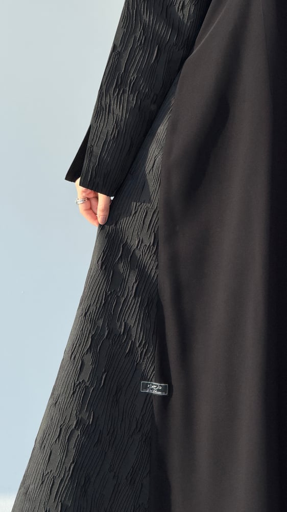 عباية كريب اسود مع تفته من الخلف