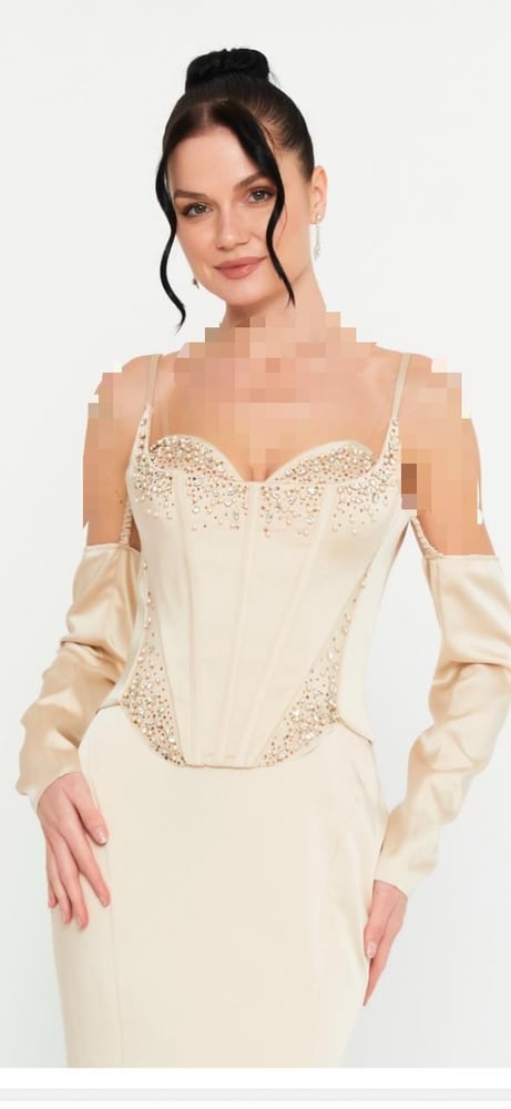Cream satin long dress with a corset-style bust, decorated with gold and silver crystals, with sleeves