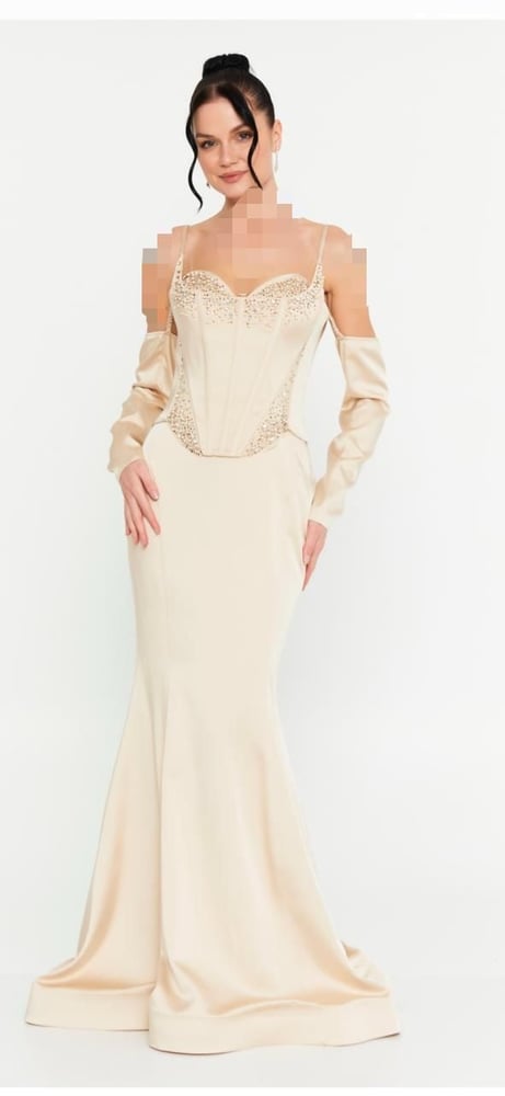 Cream satin long dress with a corset-style bust, decorated with gold and silver crystals, with sleeves