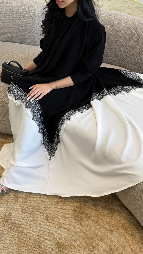 عباية اسود وابيض مع دانتيل