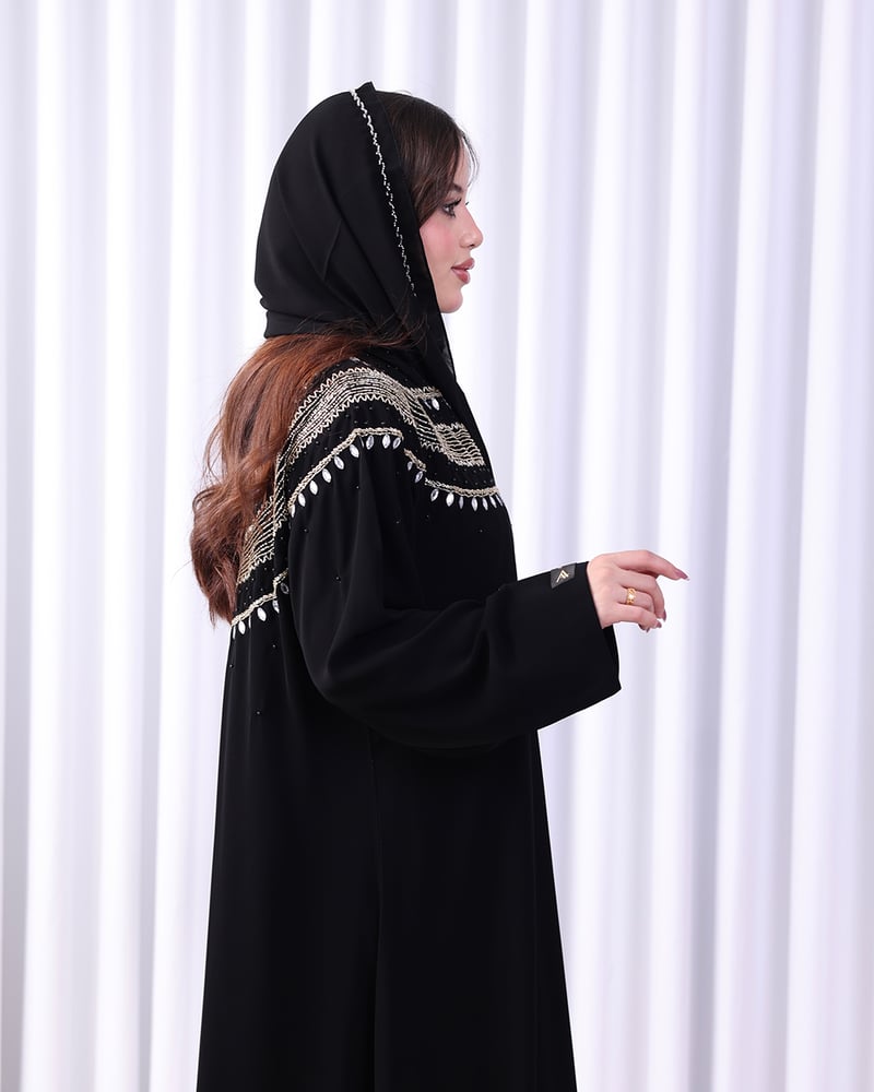 عباية لينا