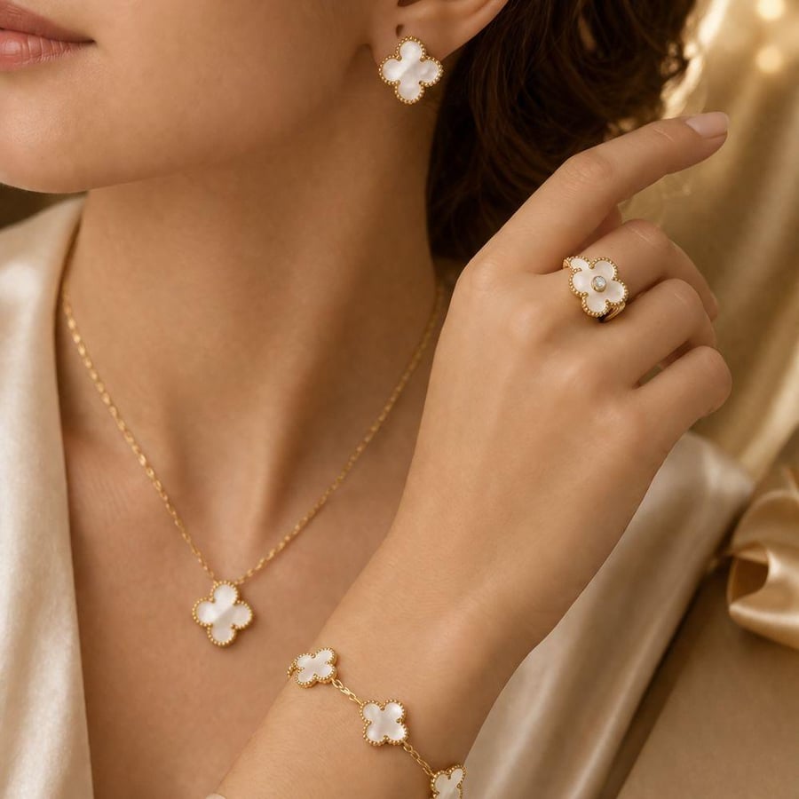 طقم فان كليف فينتاج ألامبرا باللون الأبيض Van Cleef & Arpels Vintage Alhambra White Jewelry Set