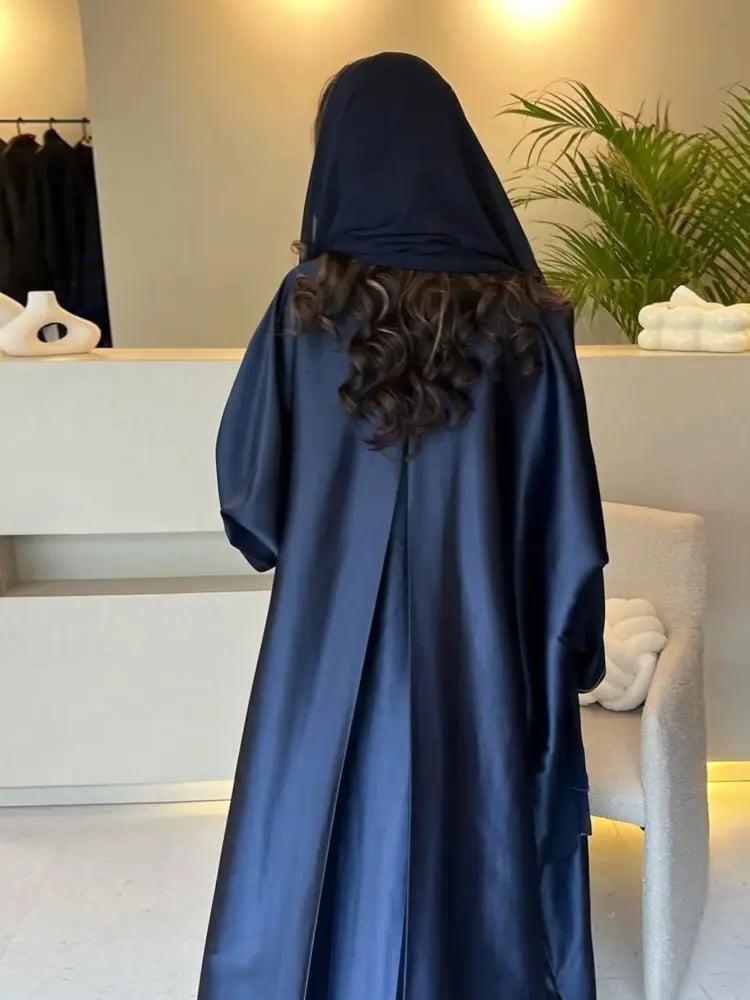 قطعة واحدة عباية نسائية بلون موحد بسيطة
