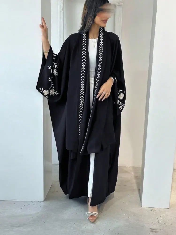 طقم جديد من العباءة المطرزة