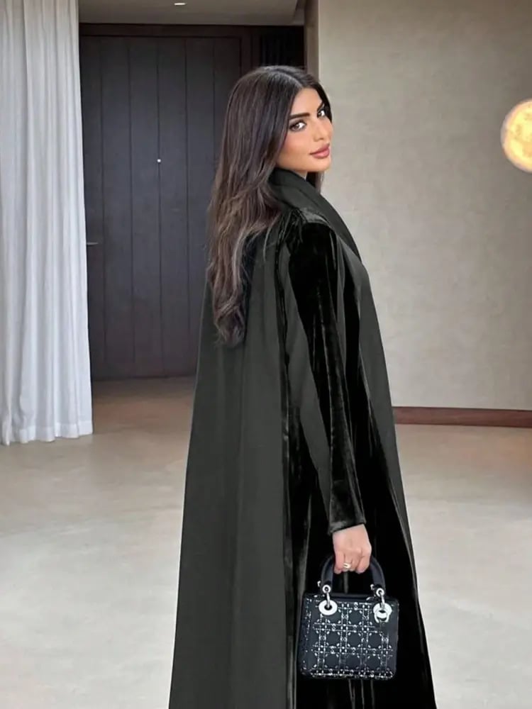 عباية نسائية أنيقة وعصرية بأسلوب الشرق الأوسط